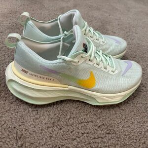 Nike ZoomX Invincible Run FK 3 Flyknit - Women’s size 10/Men size 8.5